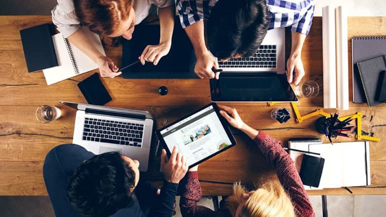 Equipo de Quendra colaborando en un proyecto